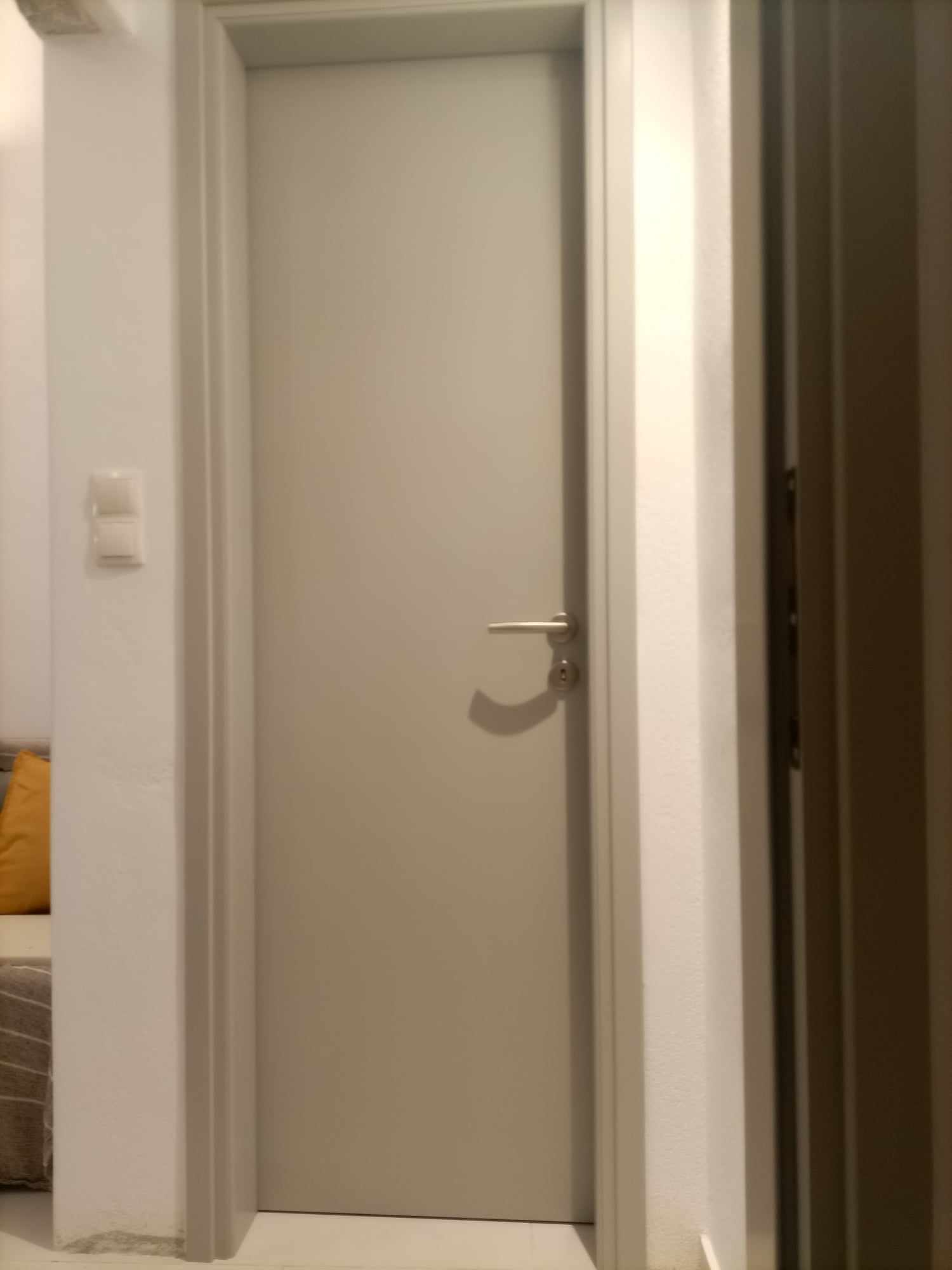 Πόρτα εσωτερική πρεσσαριστή από MDF, βαμμένη λάκα