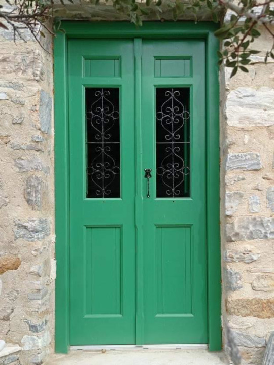 Παραδοσιακή Καρφώτη πόρτα.