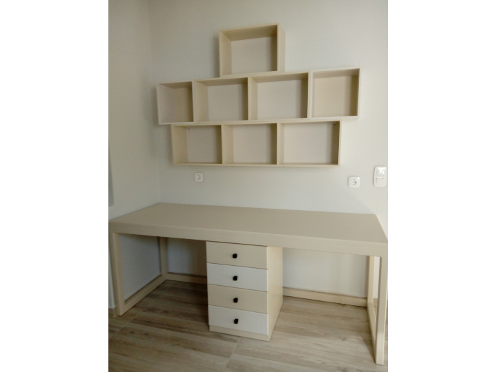 Γραφείο με βιβλιοθήκη