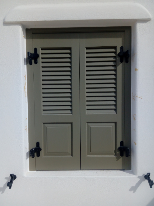 Πατζούρι δίφυλλο με ταμπλά και φυλλαράκι, από μασίφ ξύλο, μεράντι.